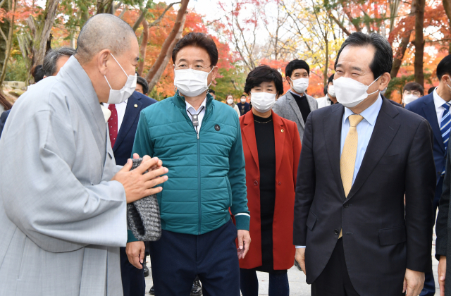 14일 경북 경주 불국사를 방문한 정세균(오른쪽) 국무총리가 사찰 관계자와 인사를 나누고 있다. 경북도 제공