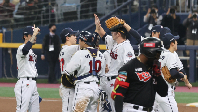 2020 KBO 프로야구 포스트시즌 플레이오프 4차전 kt wiz와 두산 베어스의 경기에서 승리한 두산 선수들이 기뻐하고 있다. 연합뉴스