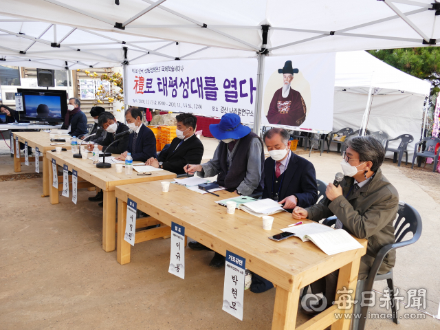 13일 (사)나라얼연구소 주최로 열린 제7회 한국 전통상례문화 국제학술대회에서 발표자와 토론자들이 종합토론을 하고 있다. 김진만기자