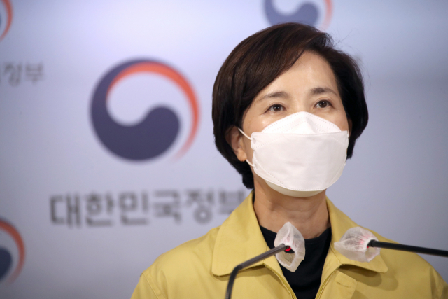 유은혜 사회부총리 겸 교육부 장관이 15일 정부서울청사 브리핑실에서 수능 집중 안전관리 방안을 발표하고 있다. 연합뉴스