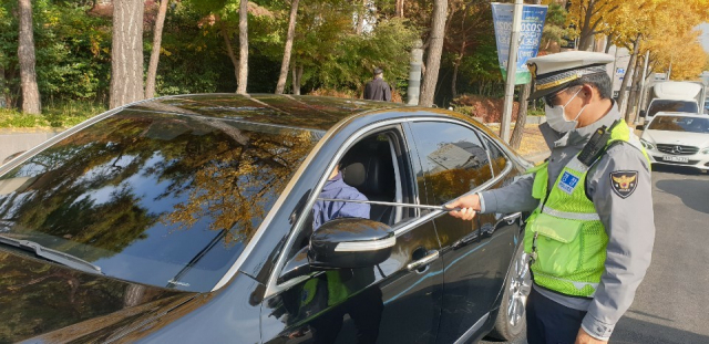 대구경찰청이 고강도 음주운전 단속을 예고했다. 사진은 16일 오후 대구경찰이 음주운전 단속에 나선 모습. 대구경찰청 제공