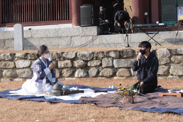 행사를 진행하고 있는 장미향 상주 삼백다례원장(왼쪽). 삼백다례원 제공