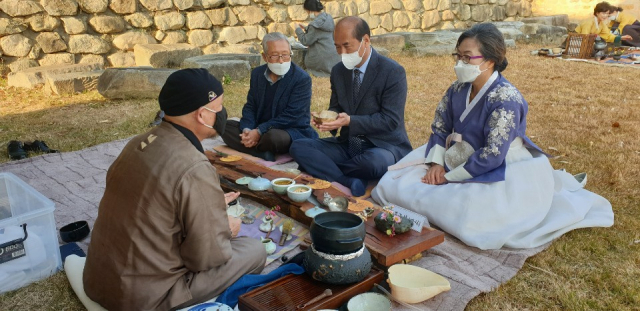 삼백차문화제에 참석한 강영석 상주시장이 접빈 다례에 따라 차를 시음하고 있다. 삼백다례원 제공.