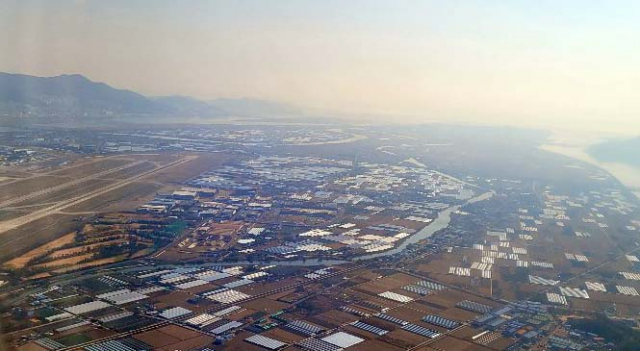 부산 강서구 김해공항 주변 모습. 김해공항 활주로(사진 왼쪽)와 신규 활주로 예정지(사진 오른쪽)가 보인다. 연합뉴스