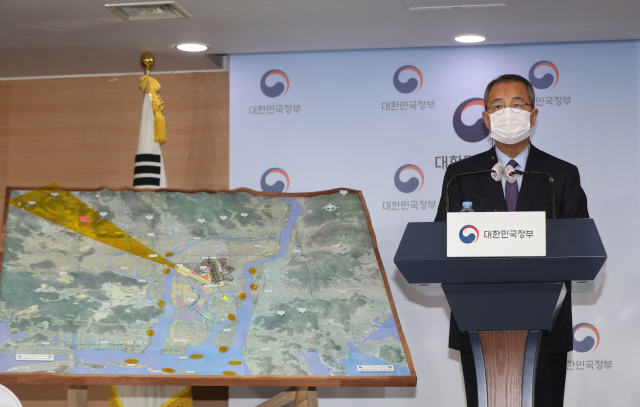 김수삼 김해신공항 검증위원장이 17일 오후 정부서울청사에서 김해신공항 검증 결과를 발표하고 있다. 연합뉴스