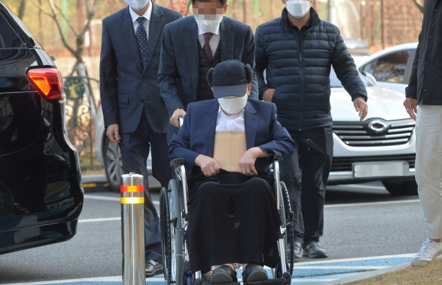 감염병예방법 위반 등 혐의로 구속기소됐다가 최근 건강 악화 등을 이유로 보석 석방된 신천지예수교 증거장막성전(신천지) 이만희 총회장이 16일 오후 재판 출석을 위해 경기도 수원지방법원으로 이동하고 있다. 연합뉴스