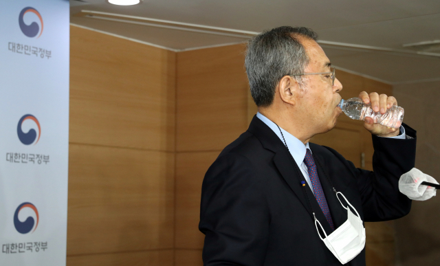 김수삼 김해신공항 검증위원장이 17일 오후 정부서울청사에서 김해신공항 검증 결과를 발표한 뒤 물을 마시고 있다. 연합뉴스