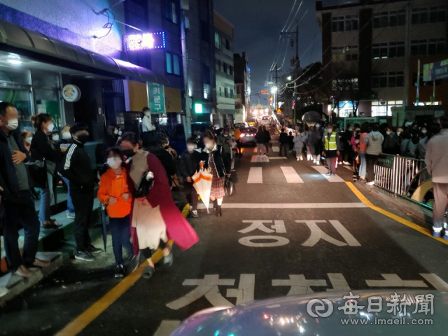 지난 18일 경산의 한 초등학교 학생이 코로나19 확진판정을 받은 후 경산보건소가 이 학교에서 전교생과 병설 유치원생 등 550여명에 대한 검체를 실시한 모습. 독자 제공