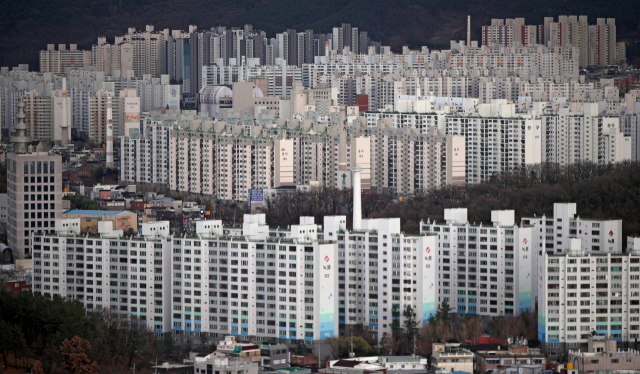 대구 수성구가 조정 대상 지역으로 지정된 19일 수성구 지산, 범물동 아파트 밀집지역 모습. 한국감정원의 조사 결과를 보면 수성구는 11월 셋째 주 아파트 매매가격이 한 주 사이에 1.16%가 오르는 등 지난 5월 이후 6개월째 상승세를 지속하고 있다. 김영진 기자 kyjmaeil@imaeil.com