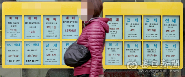 부동산 대책 부작용으로 전셋값이 천정부지로 치솟는 가운데 19일 대구 수성구가 조정 대상 지역으로 지정됐다. 이날 수성구 범어동 부동산에 붙은 거래 매물표 앞으로 한 시민이 지나가고 있다. 김영진 기자 kyjmaeil@imaeil.com