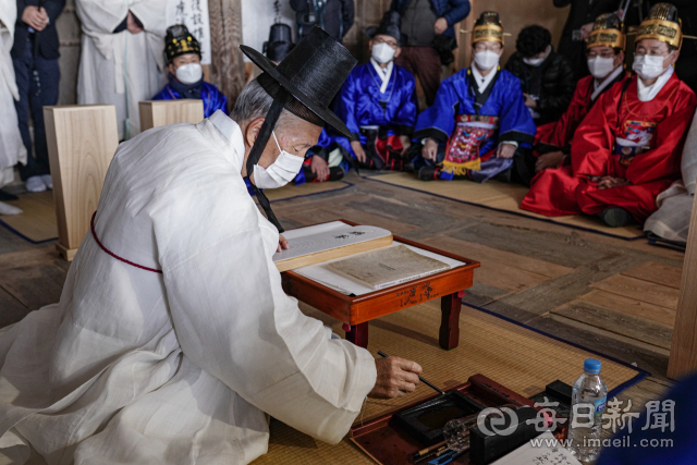 호계서원에 모실 퇴계 이황·서애 류성룡·학봉 김성일·대산 이상정의 위패를 쓰고 있다. 윤영민 기자