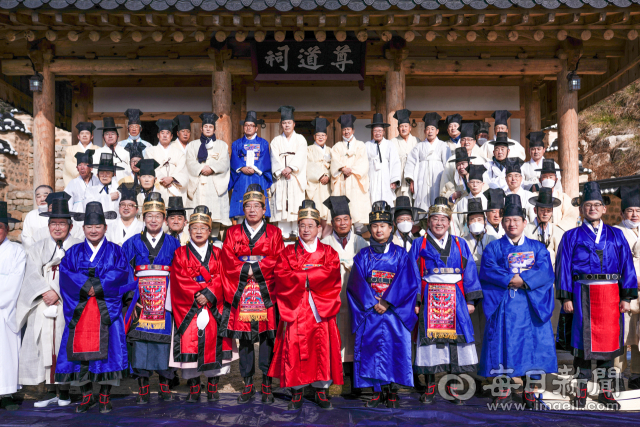 호계서원 복설 고유제를 마치고 이철우 경북도지사, 권영세 안동시장, 임종식 경북도교육감, 조재연 대구지방검찰청장, 윤동춘 경북경찰청장, 이상오 대구지방법원 안동지원장, 경북 시·군 유림 대표 등 참석자들이 기념촬영을 하고 있다. 윤영민 기자