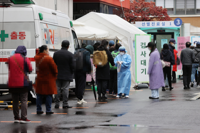 신종 코로나바이러스 감염증(코로나19) 신규 확진자가 닷새 연속 300명대를 기록한 22일 오전 서울 중구 국립중앙의료원에 마련된 선별진료소에서 시민들이 검사를 받기 위해 줄을 서 있다. 연합뉴스