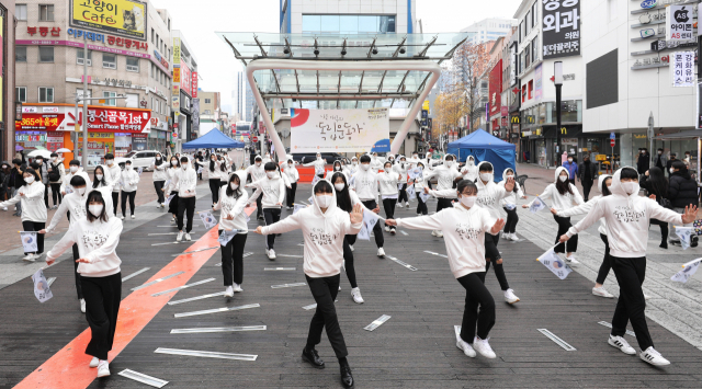 22일 오후 대구 중구 동성로 광장에서 대구독립운동기념관 건립 필요성을 알리기 위한 대구시민과 함께하는 청소년 플래시몹 행사가 열리고 있다. 김영진 기자 kyjmaeil@imaeil.com