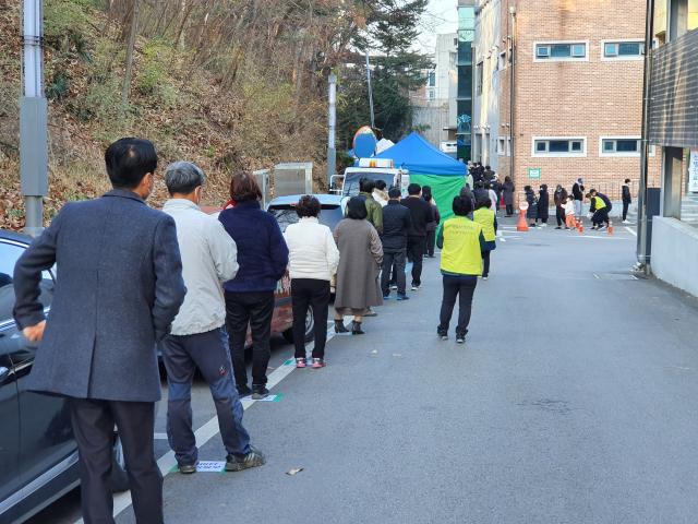 영주시보건소 선별진료소에 코로나19 검사를 받는 시민들이 길게 줄을 늘어 서 있다. 마경대 기자