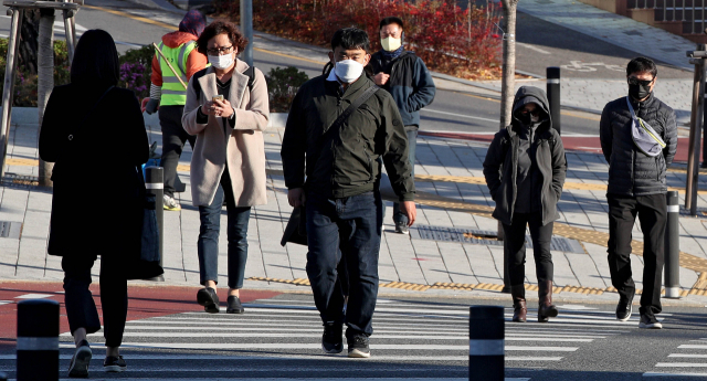 대구 동대구터미널 인근 거리에서 두터운 외투를 입은 시민들이 출근길 발걸음을 재촉하고 있다. 김영진 기자 kyjmaeil@imaeil.com