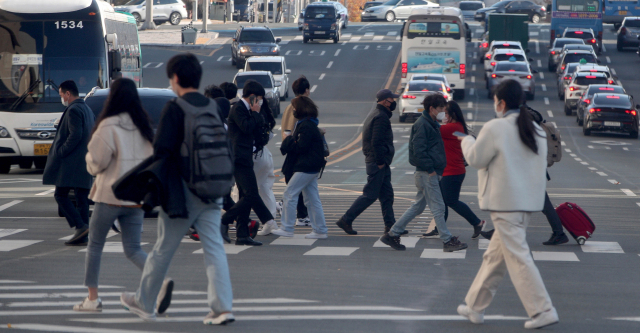 기온이 큰 폭으로 떨어지며 영하권 날씨를 보이자 대구 동대구터미널 인근 거리에서 두터운 외투를 입은 시민들이 출근길 발걸음을 재촉하고 있다. 매일신문DB