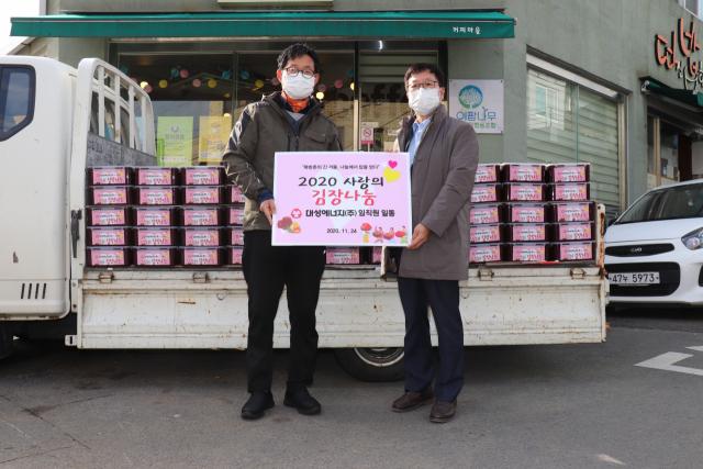 24일 박종률 대성에너지 경영관리본부장과 윤승걸 자원봉사능력개발원 대외협력본부장이 김장나눔 후원금 전달식을 하고 있다. 대성에너지 제공