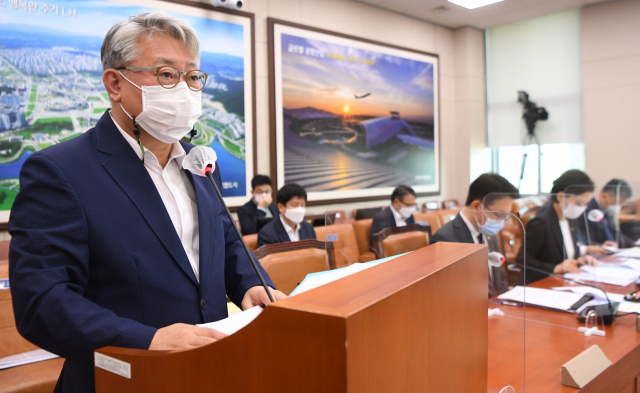 조응천 국회 국토교통위원회 국토법안심사소위원회 위원장이 11일 서울 여의도 국회에서 열린 국토교통위원회 전체회의에서 법률안 심사 보고를 하고 있다. 연합뉴스