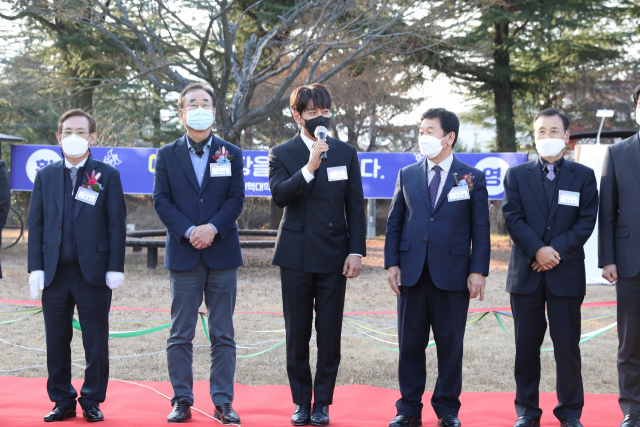 한류가수 황치열(가운데) 씨가 한국폴리텍대학 구미캠퍼스 잔디광장에 조성된 