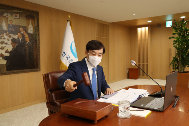 이주열 한국은행 총재가 14일 오전 서울 중구 한국은행에서 열린 금융통화위원회 본회의에 참석해 의사봉을 두드리고 있다. 한국은행 제공.