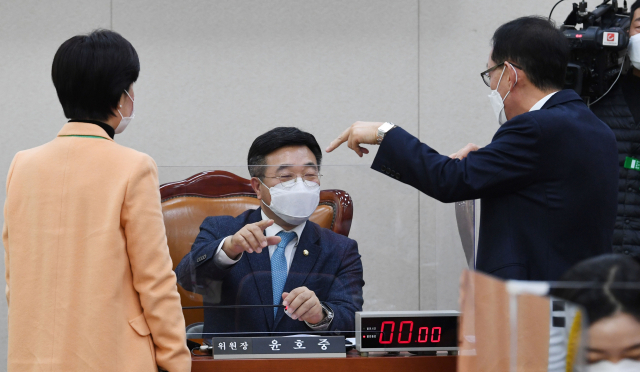 국회 법제사법위원회 윤호중 위원장(가운데)과 국민의힘 김도읍 간사(오른쪽), 더불어민주당 백혜련 간사가 26일 오전 서울 여의도 국회에서 열린 법사위 전체회의에서 대화하고 있다. 연합뉴스