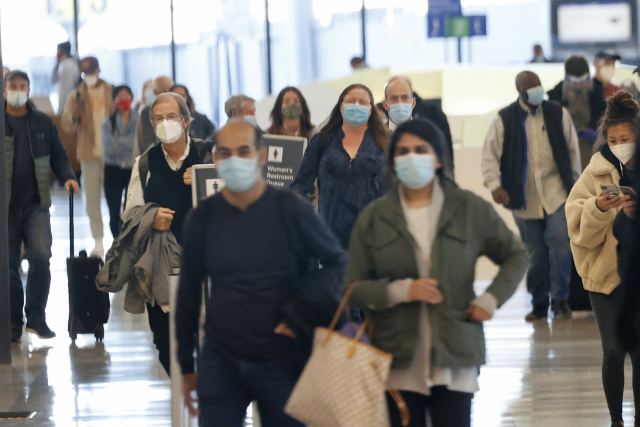 추수감사절을 하루 앞둔 25일(현지시간) 미국 캘리포니아주 샌프란시스코 국제공항 게이트에 여행객들이 도착하고 있다. 미국 보건당국이 신종 코로나바이러스 감염증(코로나19) 확산을 막기 위해 추수감사절 여행 금지를 권고했음에도 불구하고 미국인 수백만 명이 여행에 나선 것으로 파악됐다. 연합뉴스