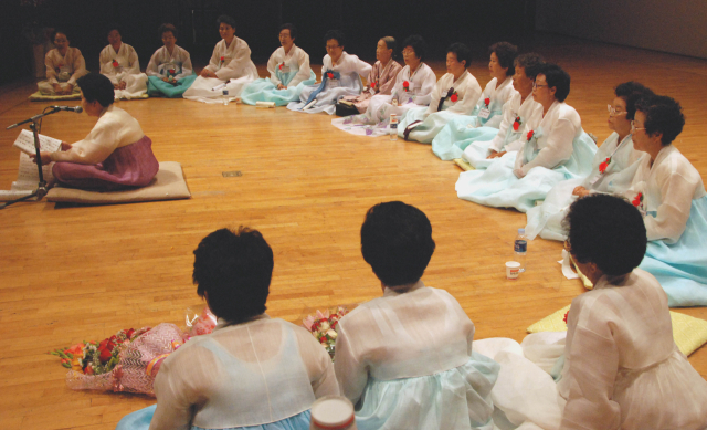 안동시와 한국국학진흥원은 2017년부터 영남지역에 전해내려오는 조선 규방문학의 정수인 내방가사의 세계기록유산 등재를 추진해오고 있다. 사진은 내방가사전승보존회가 마련한 전국내방가사경창대회 모습. 매일신문 BD