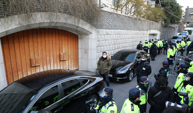 30일 전두환 전 대통령의 광주지법 1심 선고 공판 출석이 예정된 서대문구 연희동 자택 앞에 경호인력이 모여 있다. 전 전 대통령은 자서전에서 5·18 당시 헬기 사격 목격 증언을 한 조비오 신부에 대해 