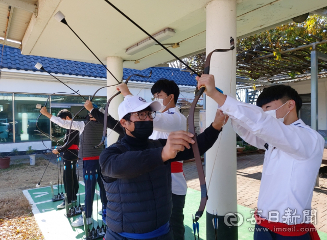 경북 포항시 포항고 주니어 ROTC단원들이 11월28일 포항 송학정에서 국궁 활쏘기 체험을 했다. 송학정 제공