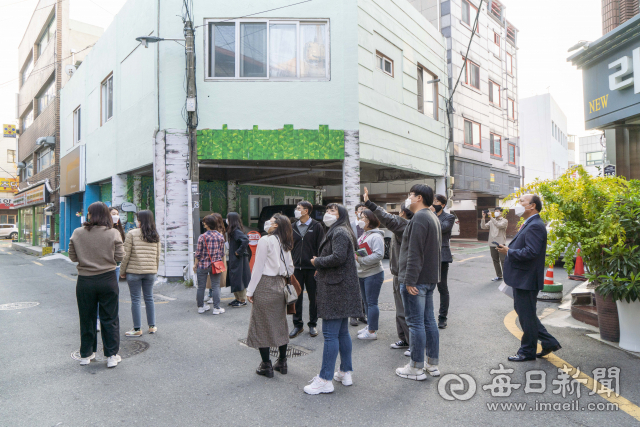 포항 꿈틀로를 찾은 관광객들이 포토존에서 기념촬영을 마친 후 골목길을 둘러보고 있다. 포항문화재단 제공