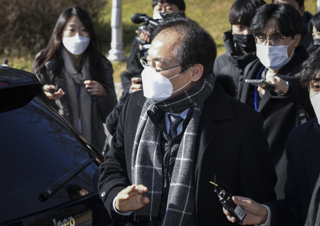 윤석열 검찰총장에 대한 징계 심의 전날인 1일 오전 윤 총장에 대한 감찰 타당성을 검토하는 법무부 감찰위원장 강동범 이화여자대학교 법학전문대학원 교수가 회의 참석 후 정부과천청사 법무부 청사를 나서고 있다. 연합뉴스