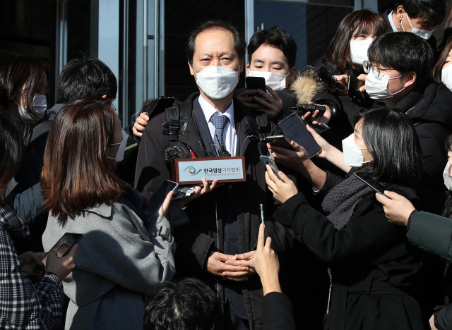 윤석열 검찰총장 측 법률 대리인인 이완규 변호사가 1일 정부과천청사 법무부에서 열린 감찰위원회 임시회의에서 의견진술을 마친 뒤 건물을 나와 취재진 질문에 답하고 있다. 연합뉴스