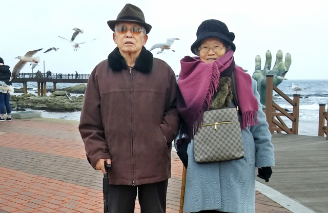 아버지에게는 마지막 가족여행이 되었던 지난해 새해, 온가족이 함께 했던 1박 2일의 포항 여행 때의 아버지와 어머니 모습.가족제공