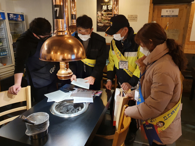 영주시 클린방역단이 야간 다중이용시설을 방문, 코로나19 방역수칙 준수여부를 점검하고 있다. 영주시 제공