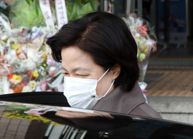 추미애 법무부 장관이 2일 오후 정부과천청사에서 점심을 위해 외출하고 있다. 연합뉴스