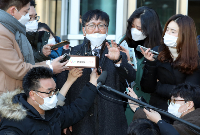 30일 서울 서초구 서울행정법원에서 윤석열 검찰총장의 직무 집행정지 처분에 대한 효력 집행정지 심문기일이 열렸다. 법무부 측 추미애 장관의 법률 대리인인 이옥형 변호사가 취재진 질문에 답하고 있다. 연합뉴스