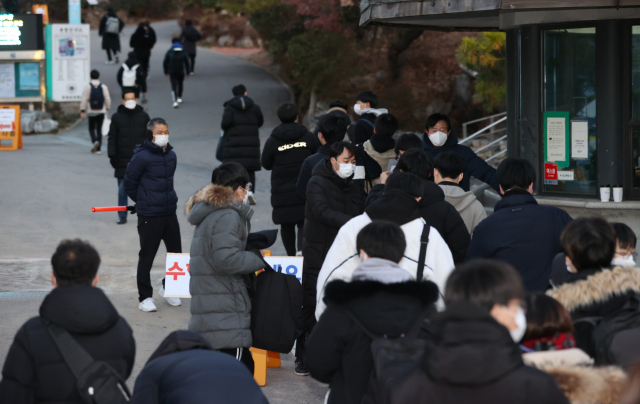 대학수학능력시험일인 3일 오전 서울 종로구 경복고에서 수험생들이 고사장으로 들어가고 있다. 연합뉴스