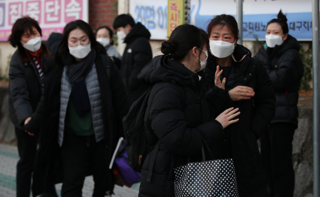 2021학년도 대학수학능력시험일인 3일 오전 대구여자고등학교에서 시험장으로 향하는 수험생과 어머니가 포옹을 하고 있다. 김영진 기자 kyjmaeil@imaeil.com