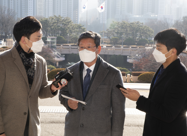 이용구 신임 법무부 차관이 3일 정부과천청사로 출근하며 취재진 질문에 답하고 있다. 연합뉴스