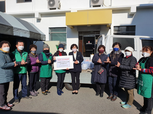 경산시 중앙동새마을부녀회 김영순 회장 등이 3일 경산시보건소 직원들을 위해 120여명 분의 따뜻한 점심 밥 한 끼를 전달했다.