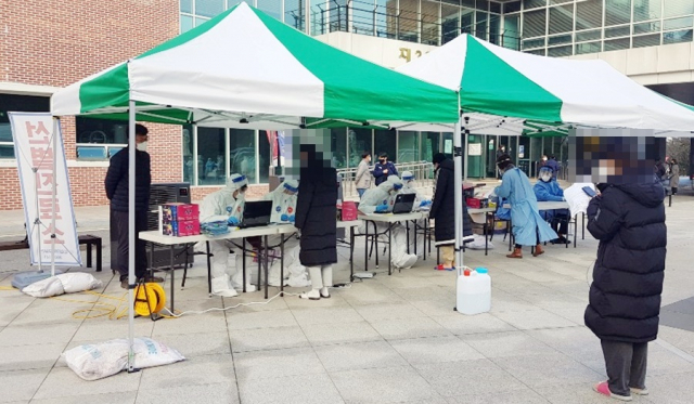 3일 충남 당진시 정미면 신성대학교에 설치된 선별진료소에서 학생들이 신종 코로나바이러스 감염증(코로나19) 검사를 기다리고 있다. 이날 신성대에서는 재학생 2명이 코로나19 확진 판정을 받았다. 연합뉴스