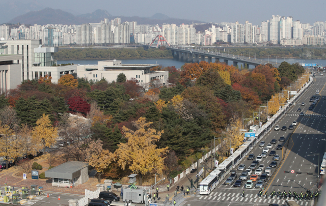 전국노동자대회와 전국민중대회 등 서울 곳곳에서 집회가 열린 14일 오후 국회 앞에 만일의 사태에 대비한 차벽이 둘러쳐져 있다. 자료사진 연합뉴스