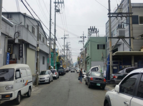 대구시가 서대구산단과 제3산단 주차 인프라 확보에 나섰지만 관련 예산안이 대구 북구 제3산업단지 공장건물 사이로 차량들이 어지럽게 주차돼 있다. 대구시 제공