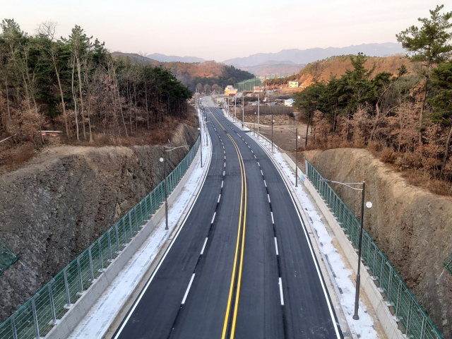 9일 개통하는 창신아파트~오미마을간 왕복 4차선 도로. 영천시 제공