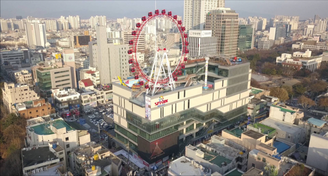 대구 중구 동성로에서 패션, 식음료, 테마파크를 운영하며 도심 랜드마크로 자리잡고 있는 동성로 스파크 모습. 동성로 스파크 제공