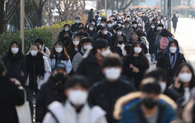 5일 오전 서울 광진구 건국대학교에서 2021학년도 수시모집 논술고사를 마친 수험생과 가족들이 학교를 나서고 있다. 연합뉴스