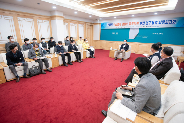 장세용 구미시장을 비롯한 구미시 관계자들이 수소경제 활성화 종합계획 수립 연구용역 최종 보고회를 하고 있다. 구미시 제공