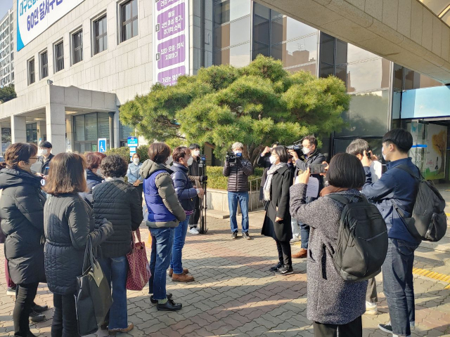 전국민주노동조합총연맹(민주노총) 산하 전국공공운수사회서비스노동조합 대구경북지역본부는 7일 기자회견을 열고 대구 달서구청이 아동복지교사들을 해고가 아닌 정규직으로 전환해야 한다고 요구했다. 변선진 기자