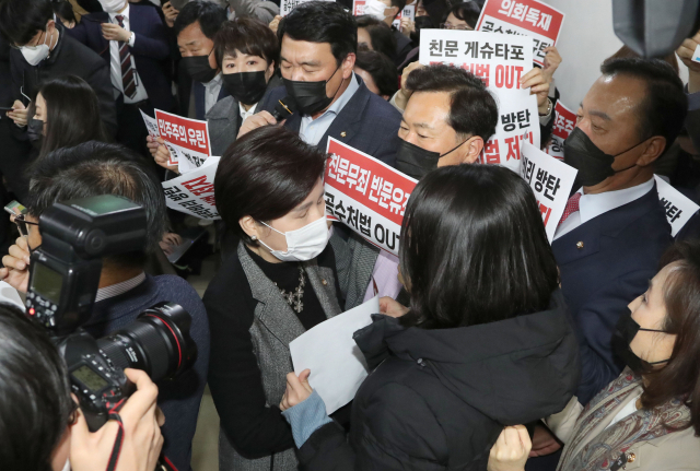 7일 오후 국민의힘 의원들이 더불어민주당의 고위공직자범죄수사처법 개정안 등 입법 강행에 맞서 국회 법사위 법안심사1소위 회의실 앞에 집결해 규탄 구호를 외치는 가운데 민주당 소속 백혜련 법안심사1소위 위원장이 국민의힘 의원들 사이를 뚫고 회의장으로 들어가고 있다. 연합뉴스